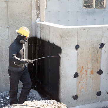 Traitement de fondation au goudron sous pression