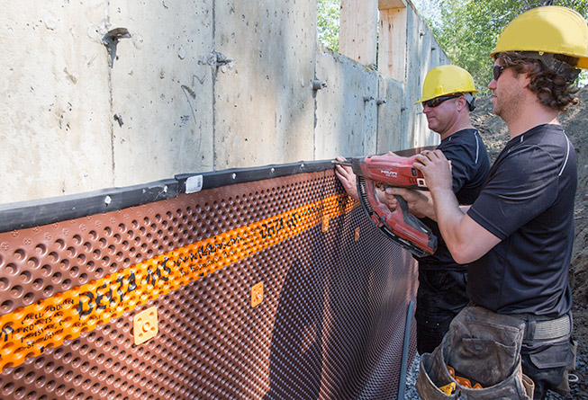 Installation de membranes et goudron sous pression