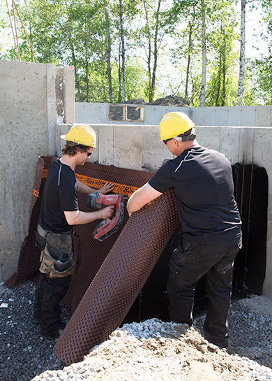 Installation d'une membrane d'imperméabilisation pour fondation - Clouage