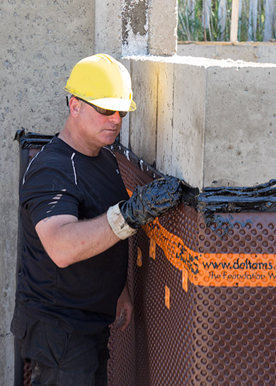 Installation d'une membrane d'imperméabilisation pour fondation - Aquabloc