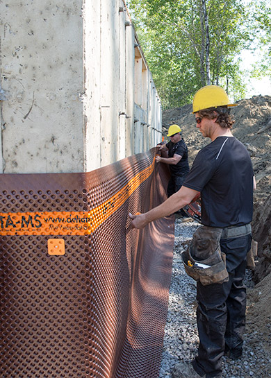 Installation d'une membrane d'imperméabilisation pour fondation - Installation sur mur