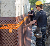 Installation d'une bande étanche et d'une membrane pour fondation