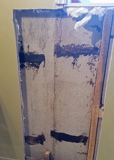 Fissure dans la fondation vue de l'intérieure